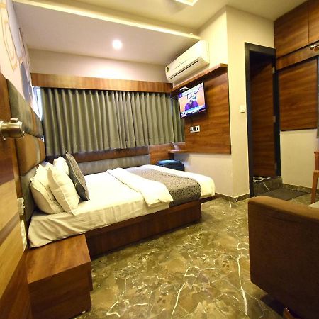 Hotel Lake Palace Ahmedabad Exterior photo