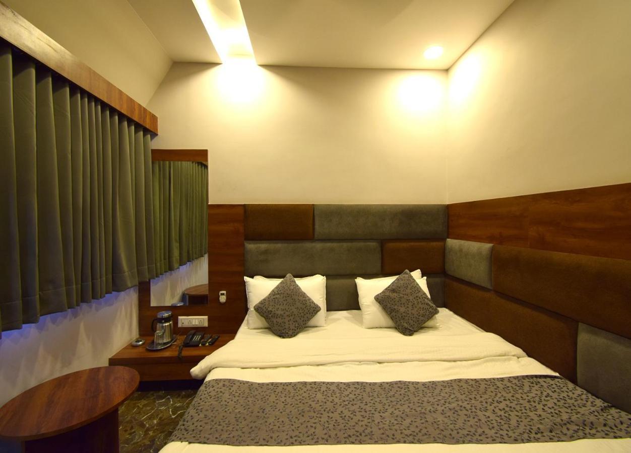 Hotel Lake Palace Ahmedabad Exterior photo