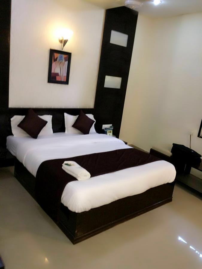 Hotel Lake Palace Ahmedabad Exterior photo